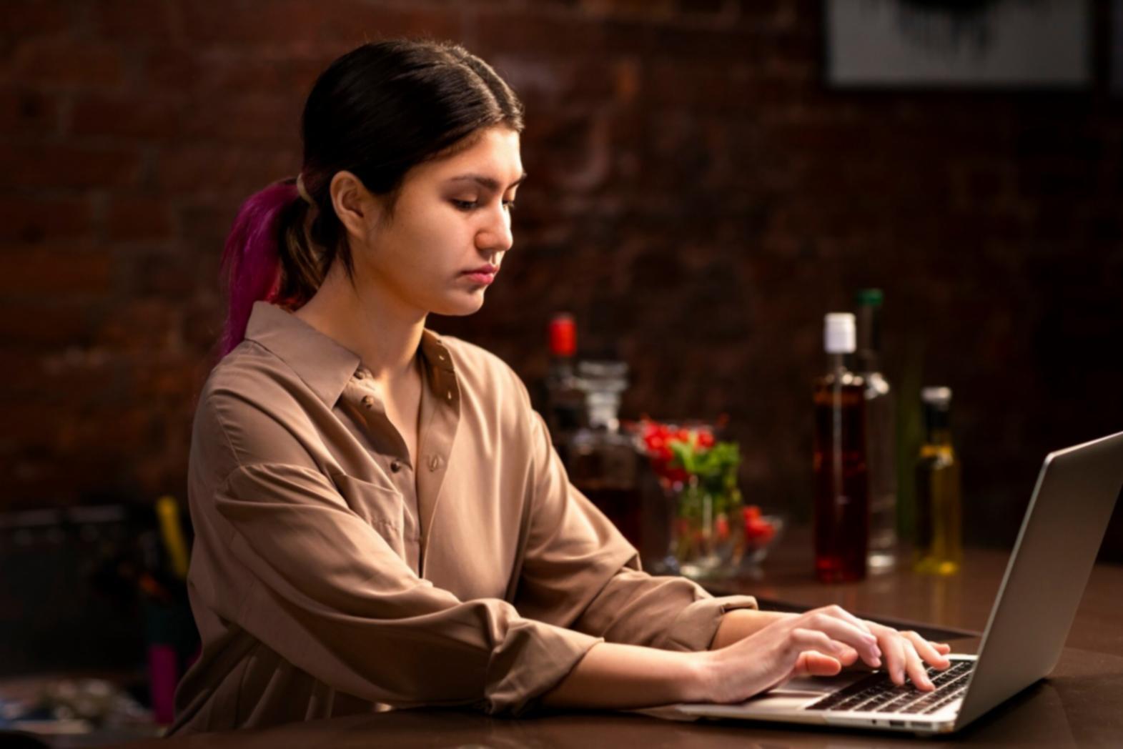 Session de formation en analyse financière avec des participants travaillant sur des cas pratiques