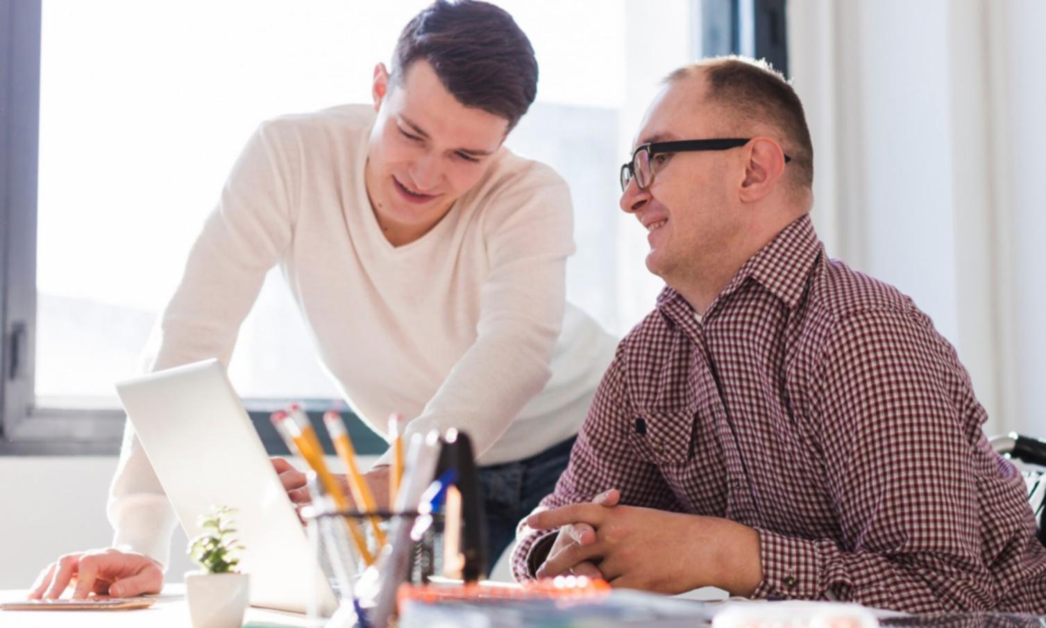 Professionnel consultant des analyses financières sur tablette