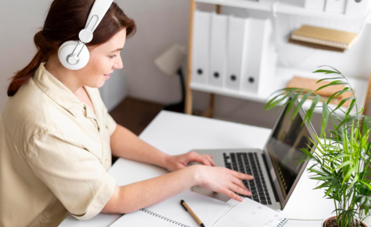 Personne analysant des documents financiers sur un bureau avec calculatrice et graphiques