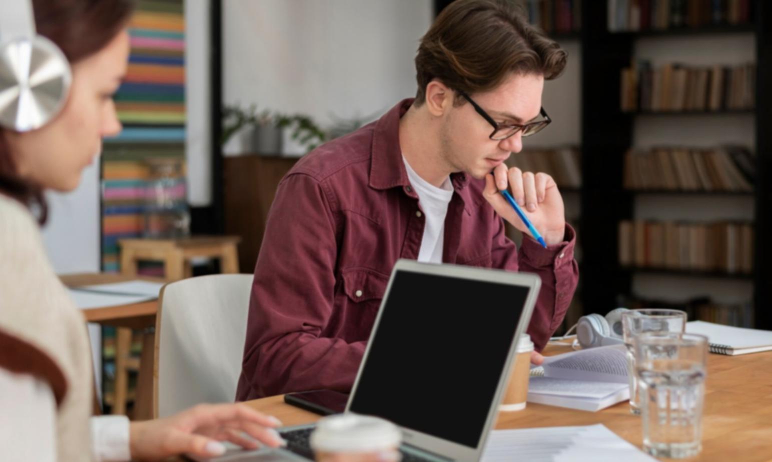 Session de formation en analyse financière avec étudiants attentifs